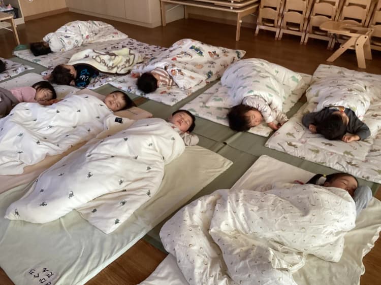 順次おひるね（０～４歳児）
クラス別保育（４・５歳児）