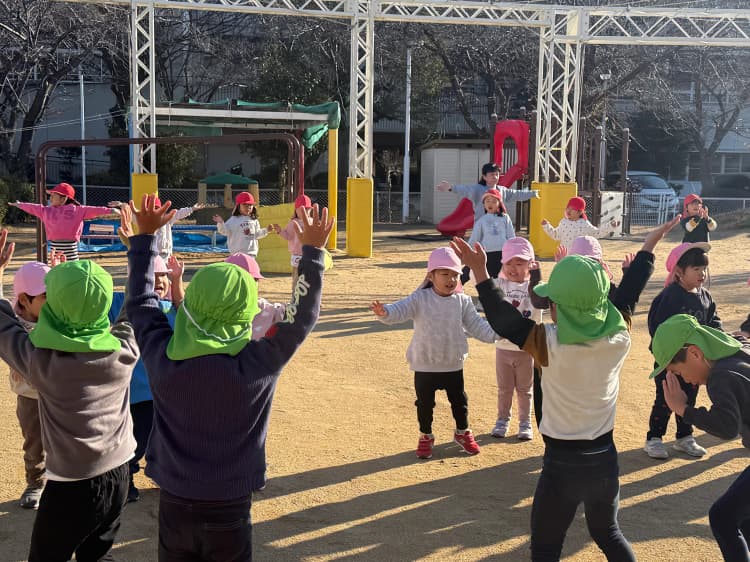 1~2歳: あそびを楽しむ
3~5歳: 毎朝体操・ルールのある遊び・律動
(3歳児は慣れてから参加)