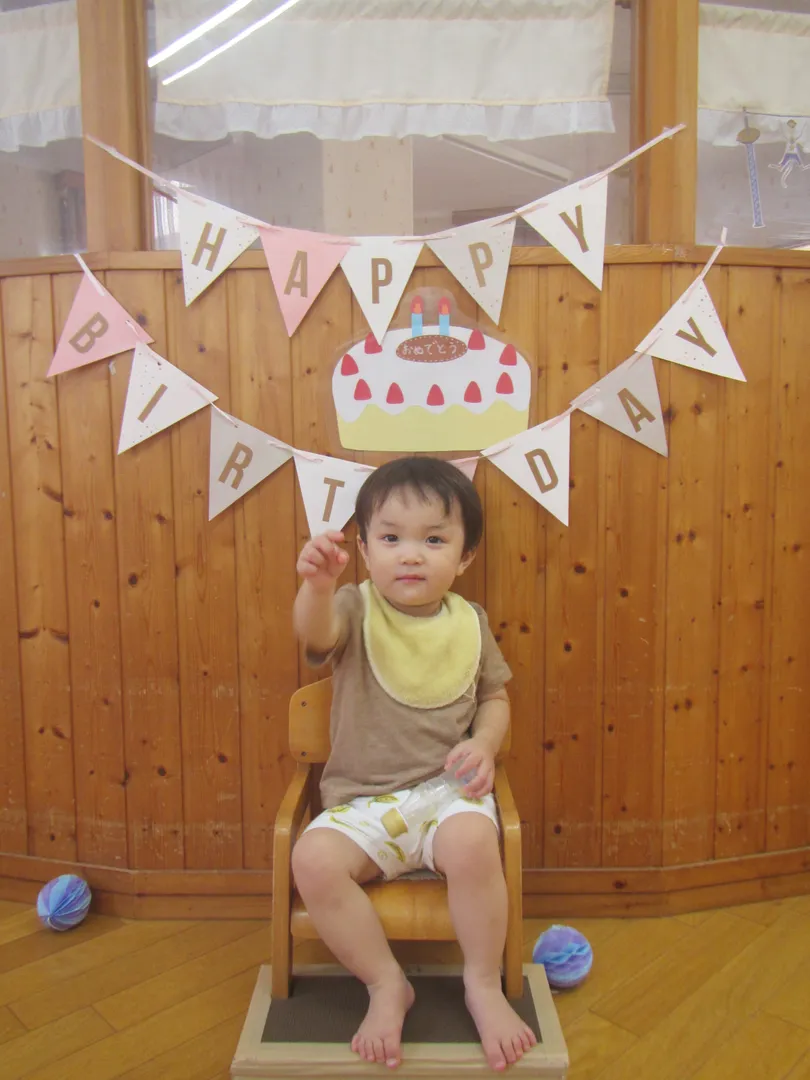 子どもが健康安全で情緒の安定した生活ができる環境を用意し、自己を十分に発揮しながら活動できるようにすることにより、健全な心身の発達を図る